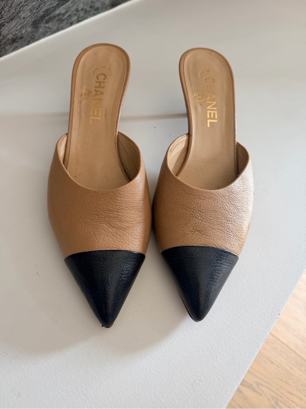 Chanel Two-Tone Tan and Black Pointed Leather Mules kitten heel 39.5 - Picture 1 of 3